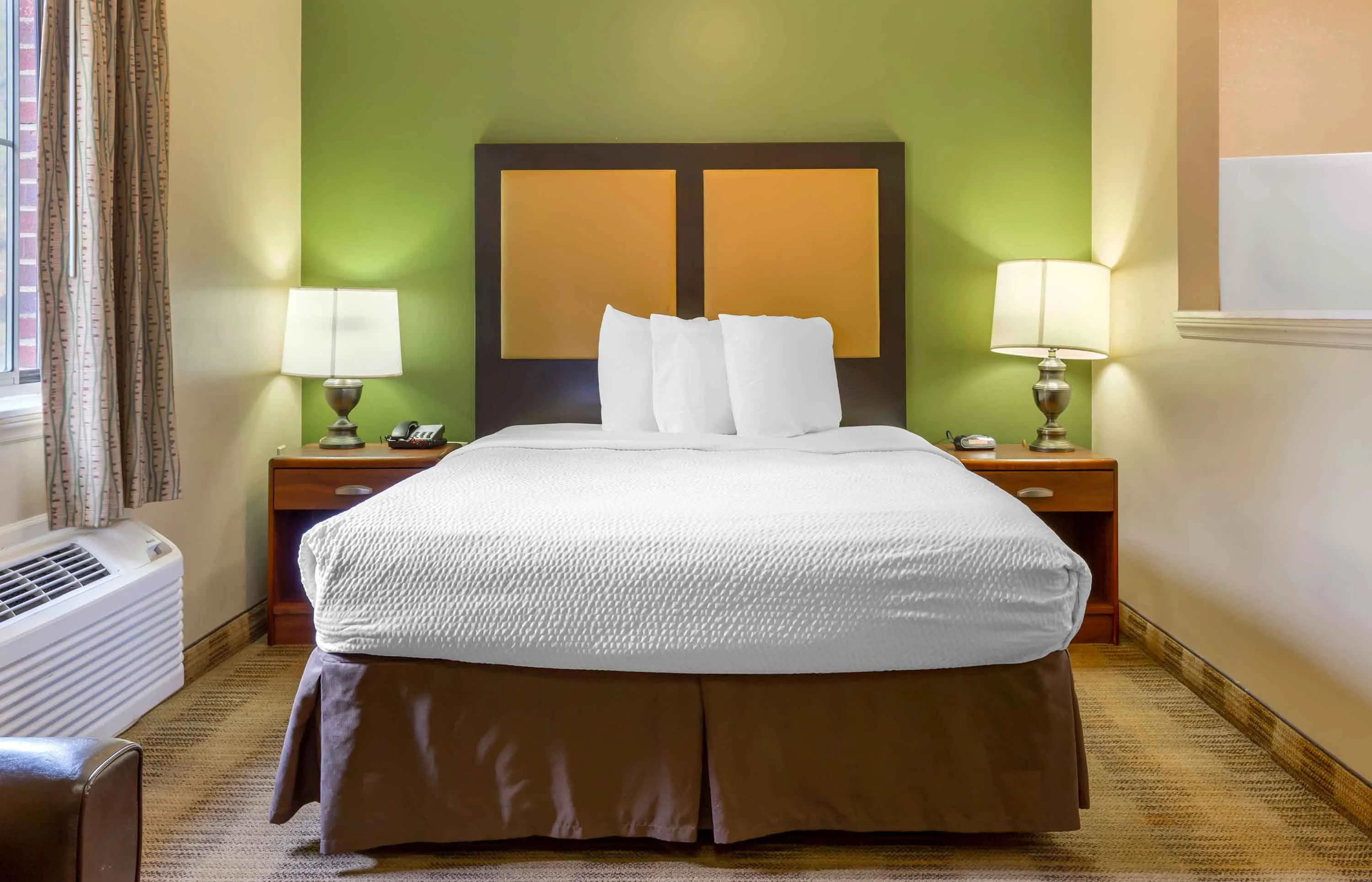 Deluxe Studio - 1 Queen Bed