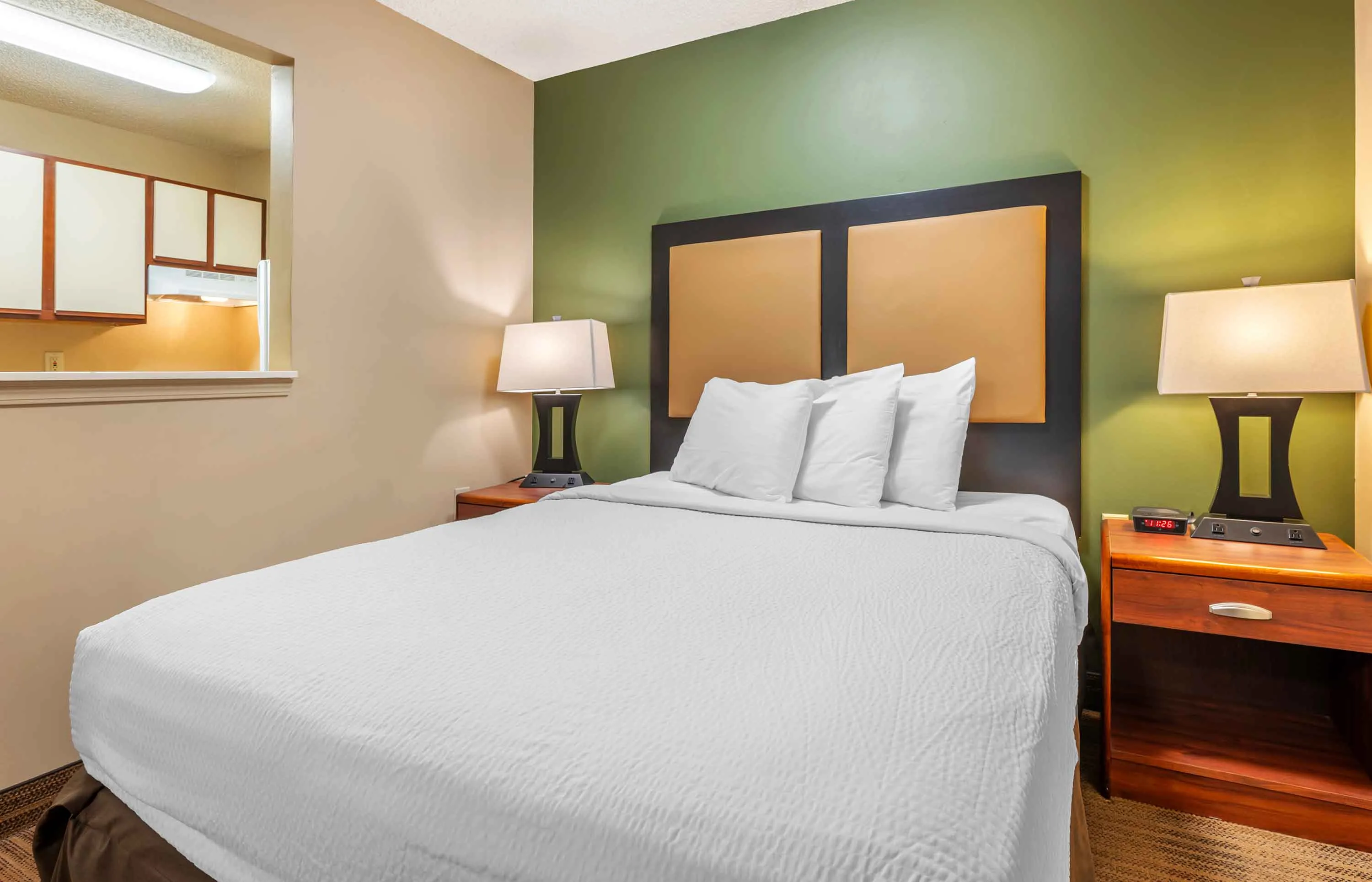 Deluxe Studio - 1 Queen Bed
