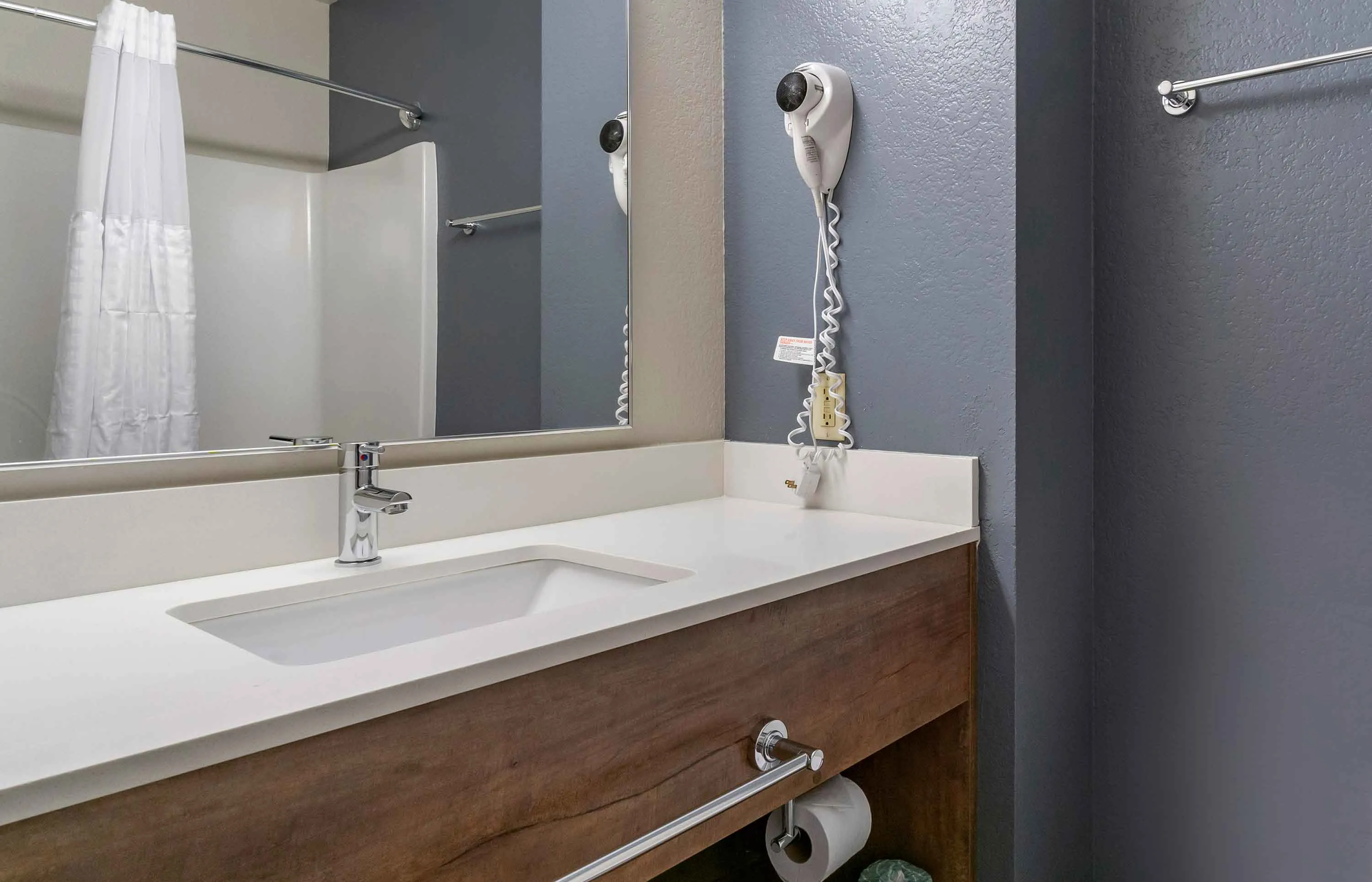1 Bedroom Suite - 1 Queen Bed