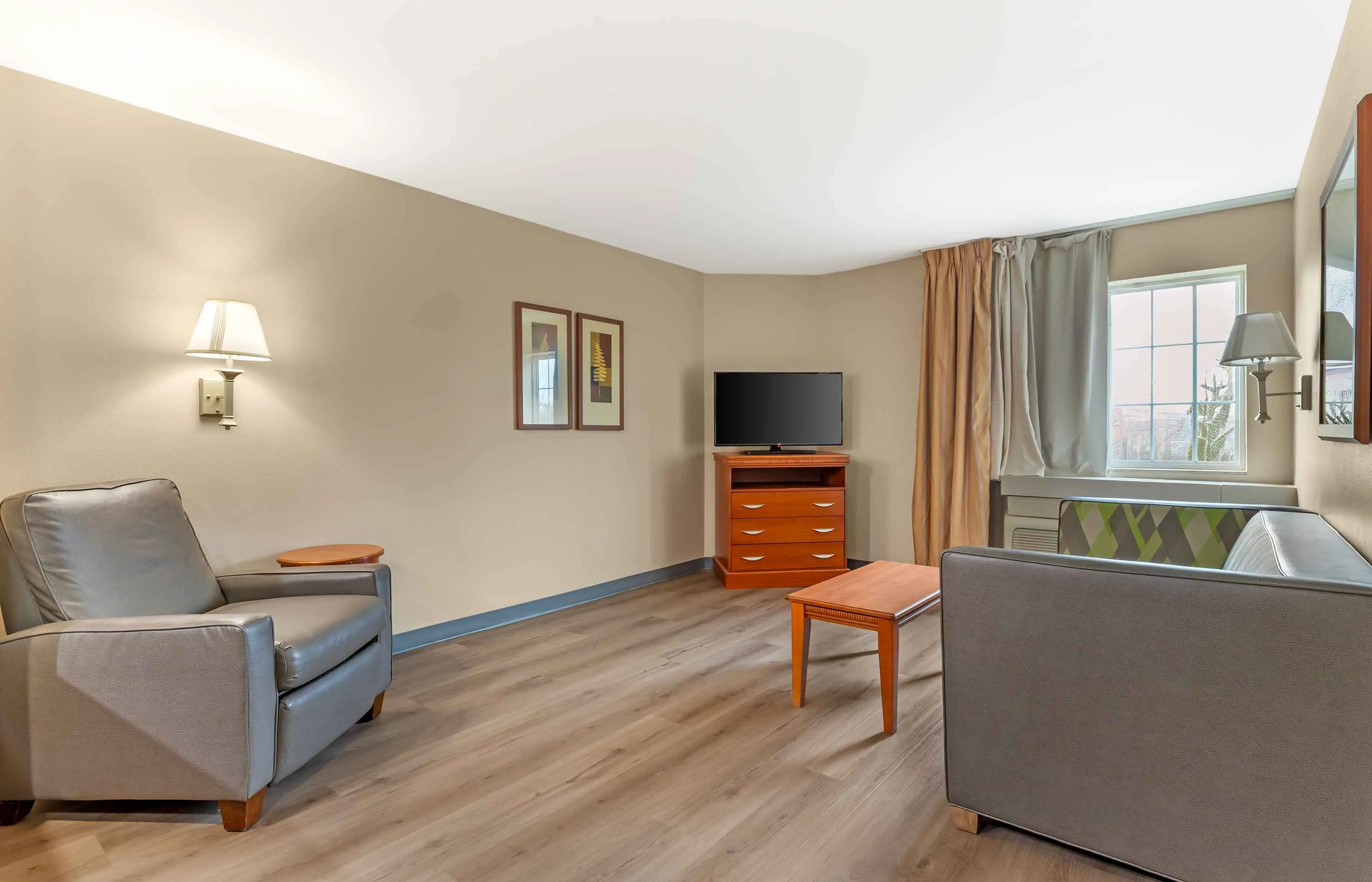 1 Bedroom Suite - 1 Queen Bed