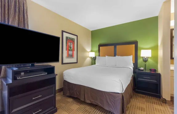 Deluxe Studio - 1 Queen Bed