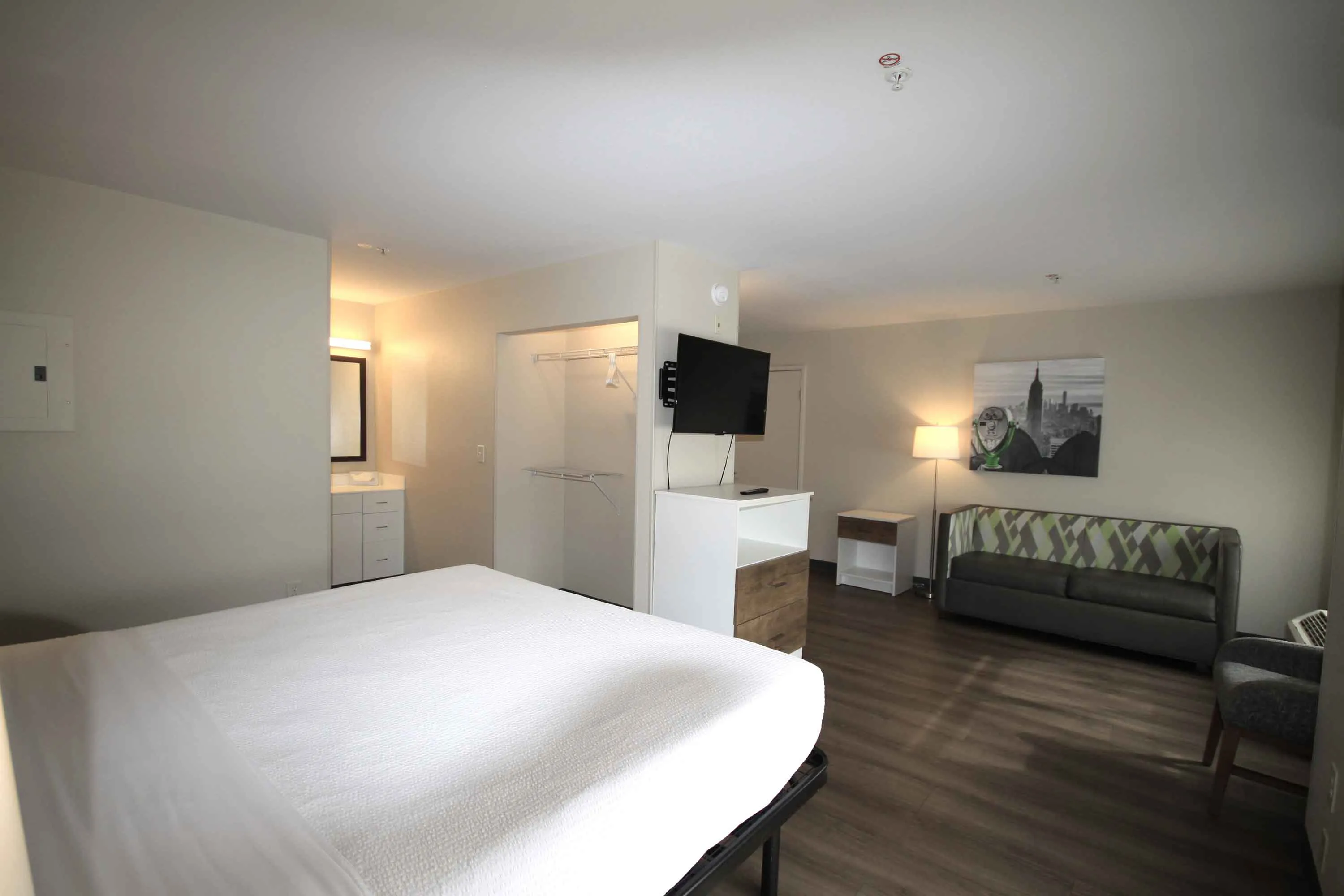 Deluxe Studio - 1 King Bed