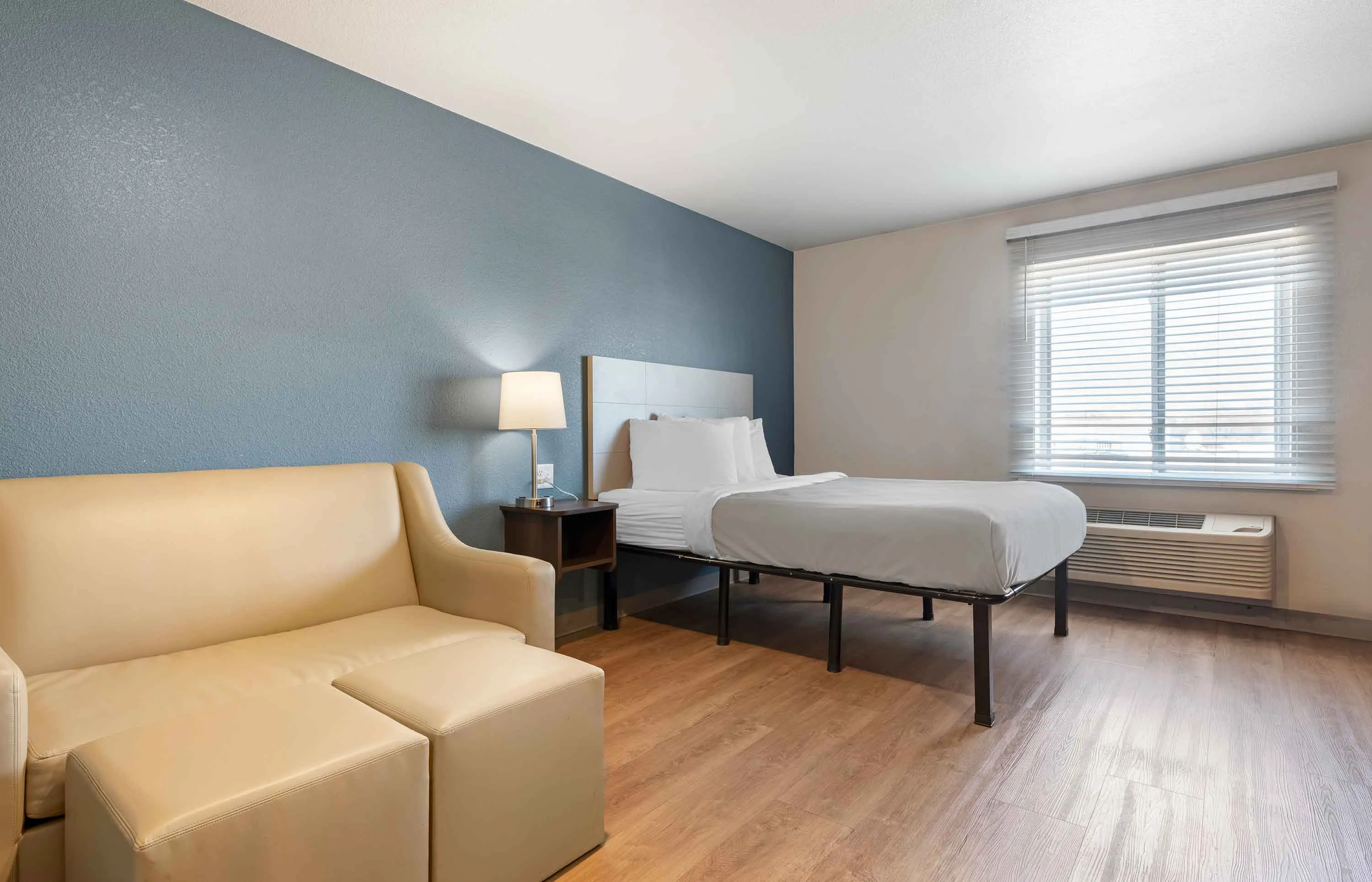 Deluxe Studio - 1 Queen Bed