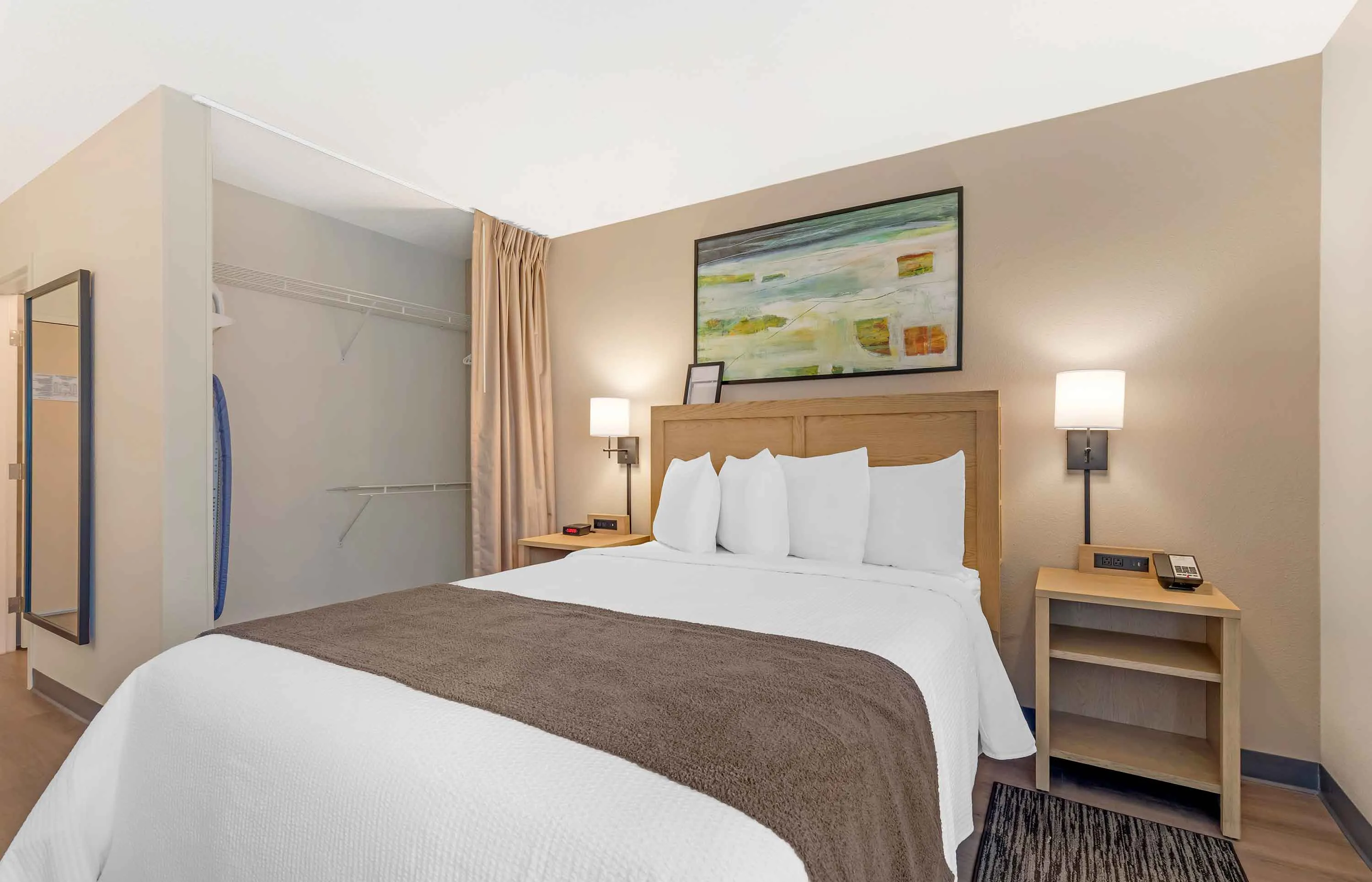 1 Bedroom Suite - 1 Queen Bed