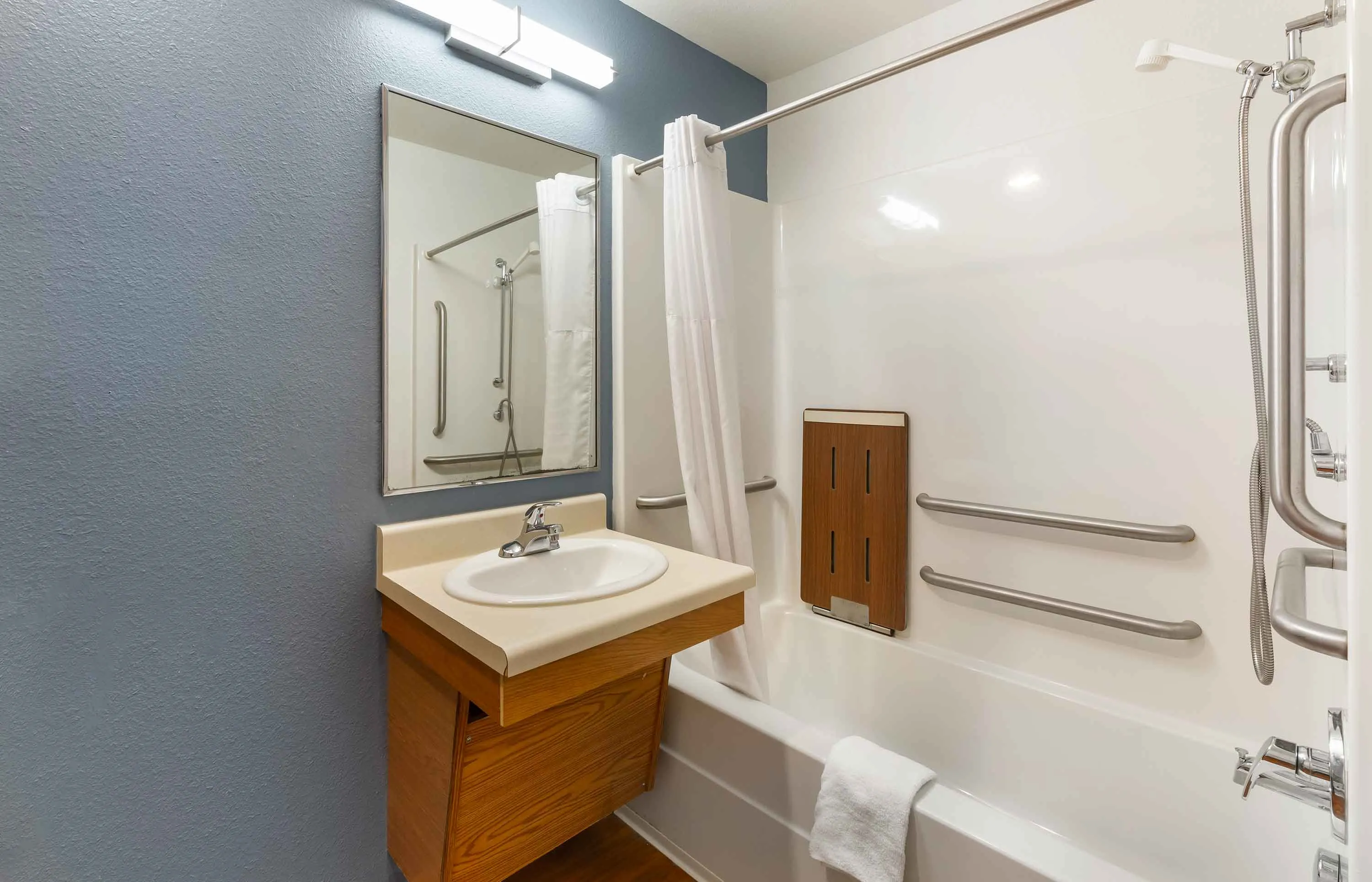Deluxe Studio - 1 Full Bed