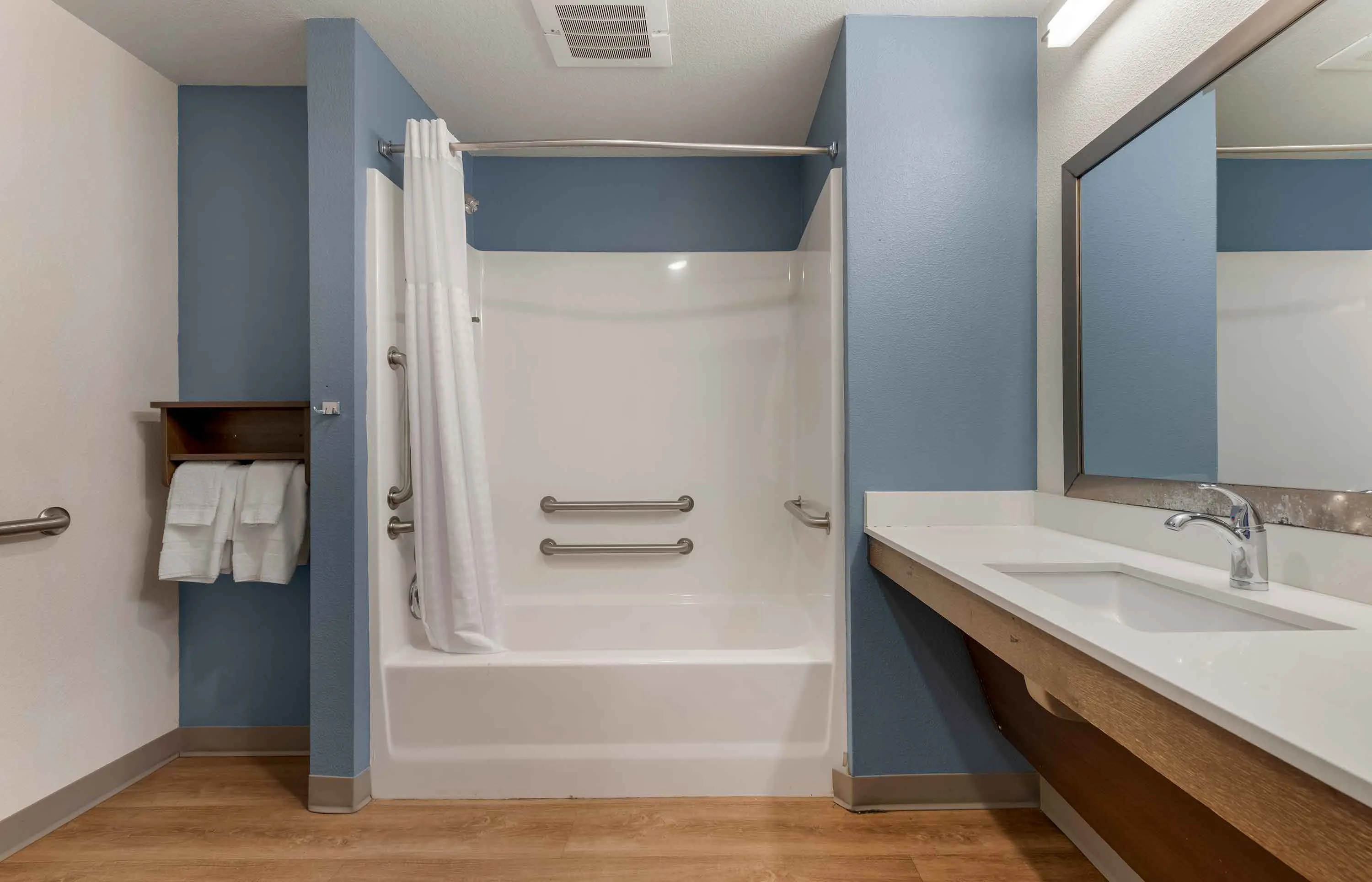 Deluxe Studio - 1 King Bed