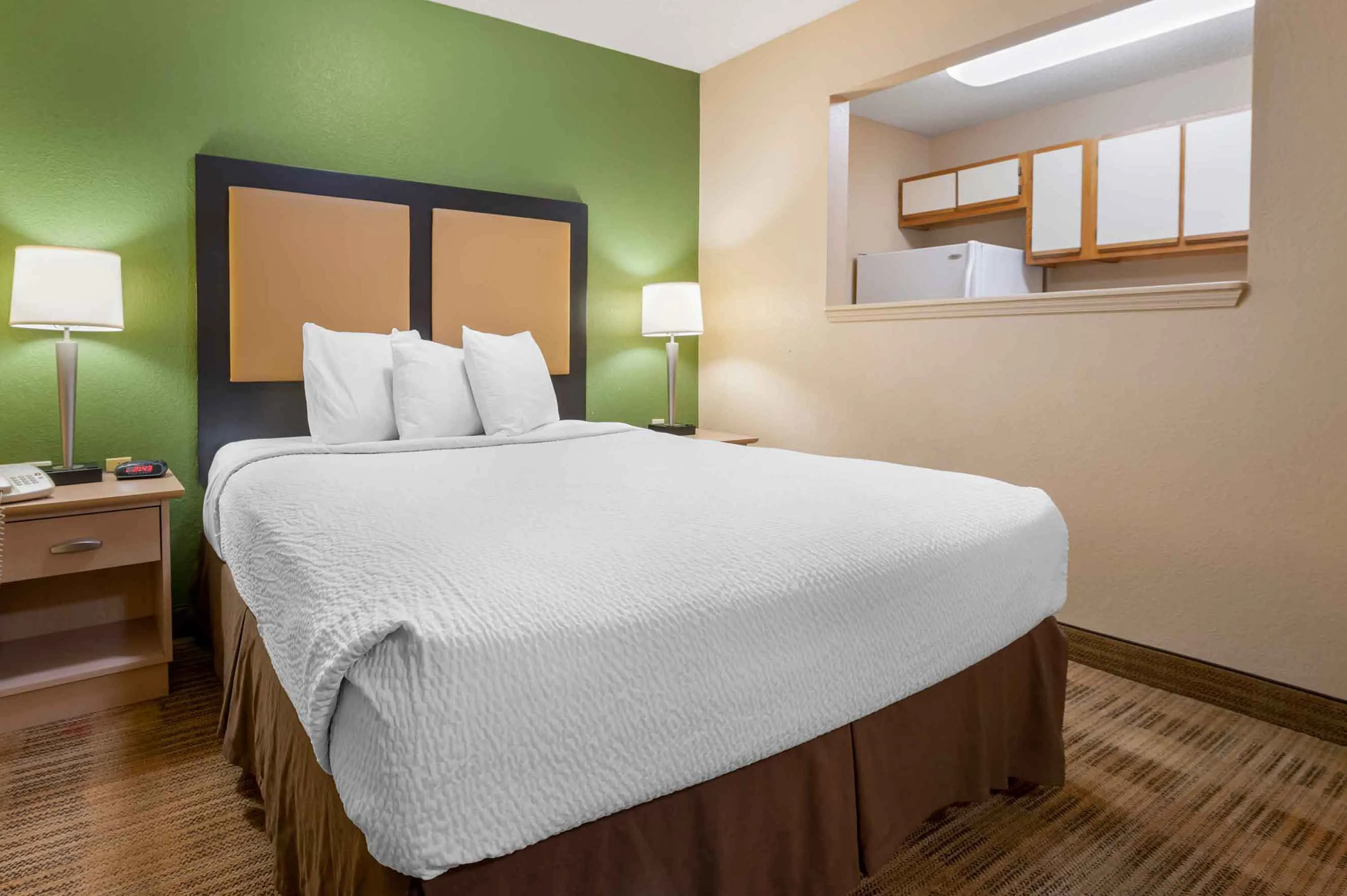 Deluxe Studio - 1 Queen Bed