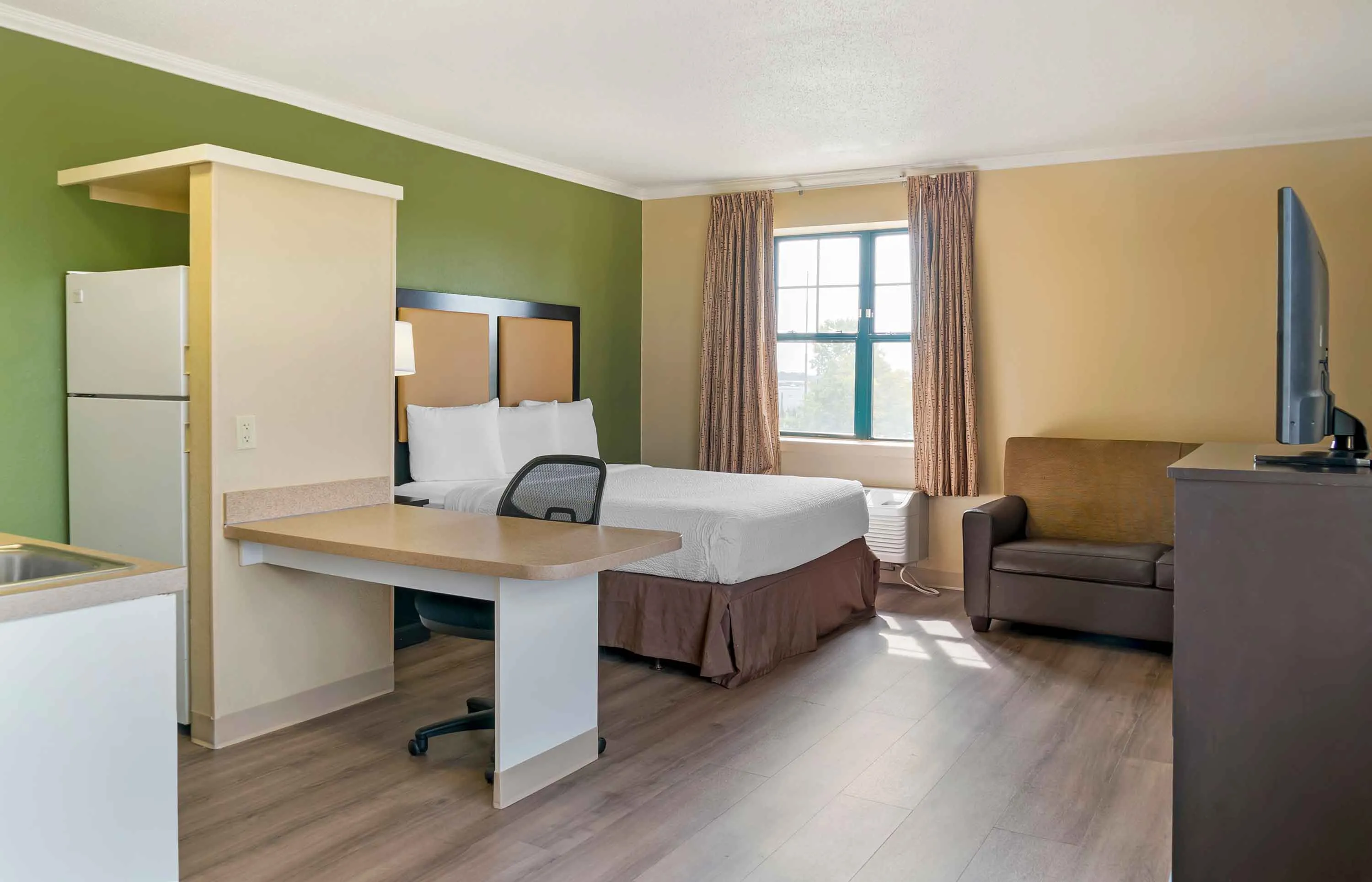Deluxe Studio - 1 Queen Bed