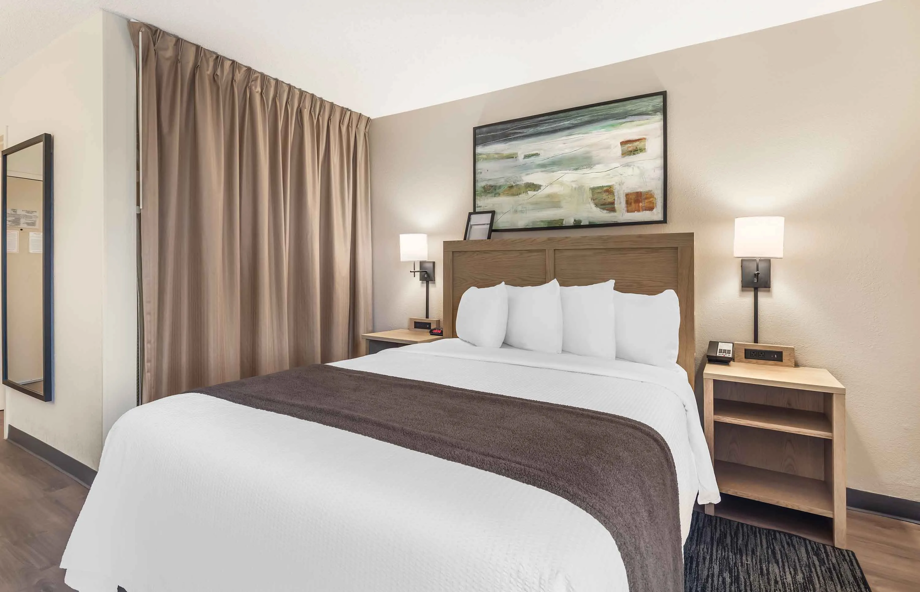 1 Bedroom Suite - 1 Queen Bed
