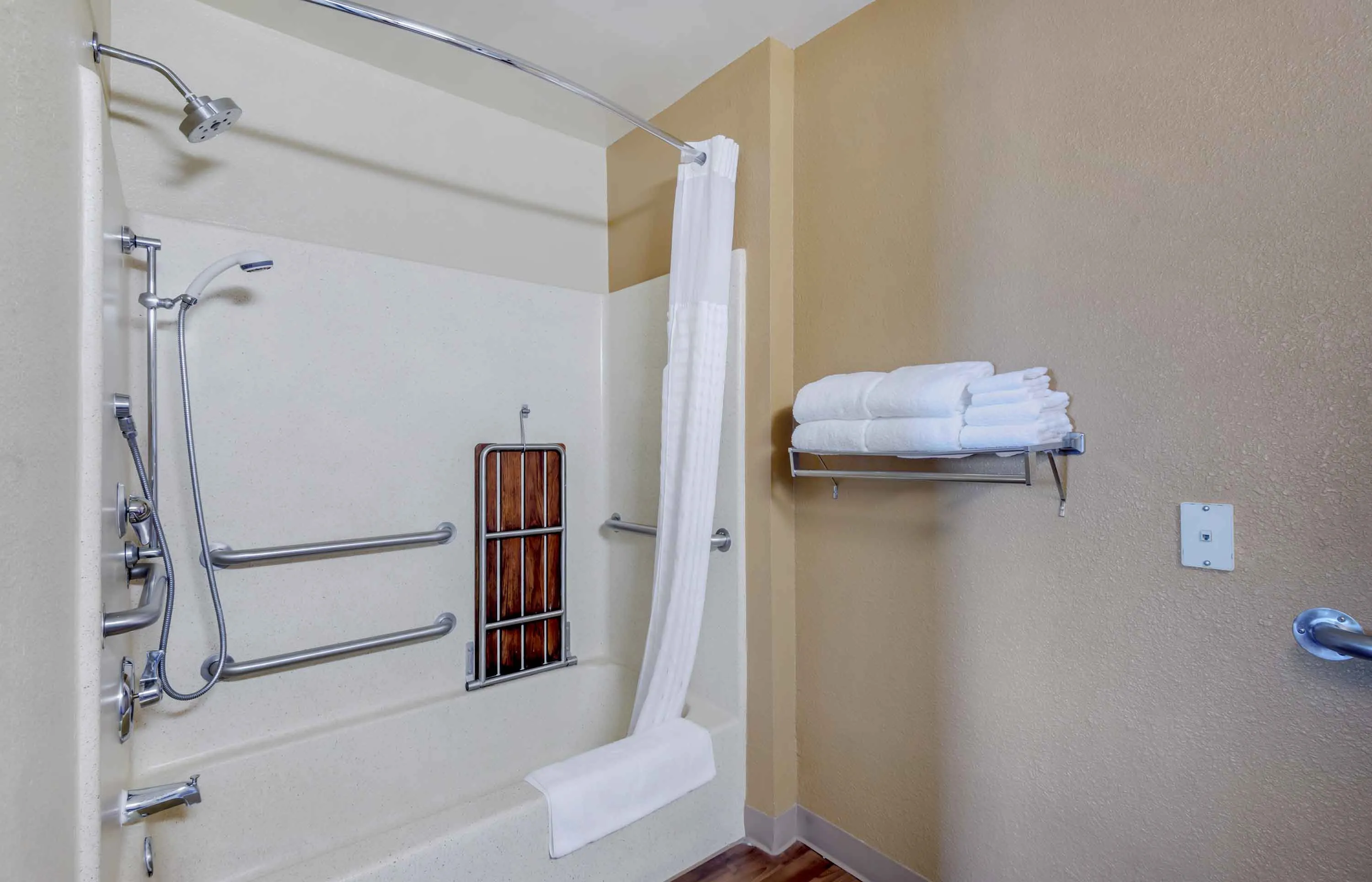 Deluxe Studio - 1 Queen Bed