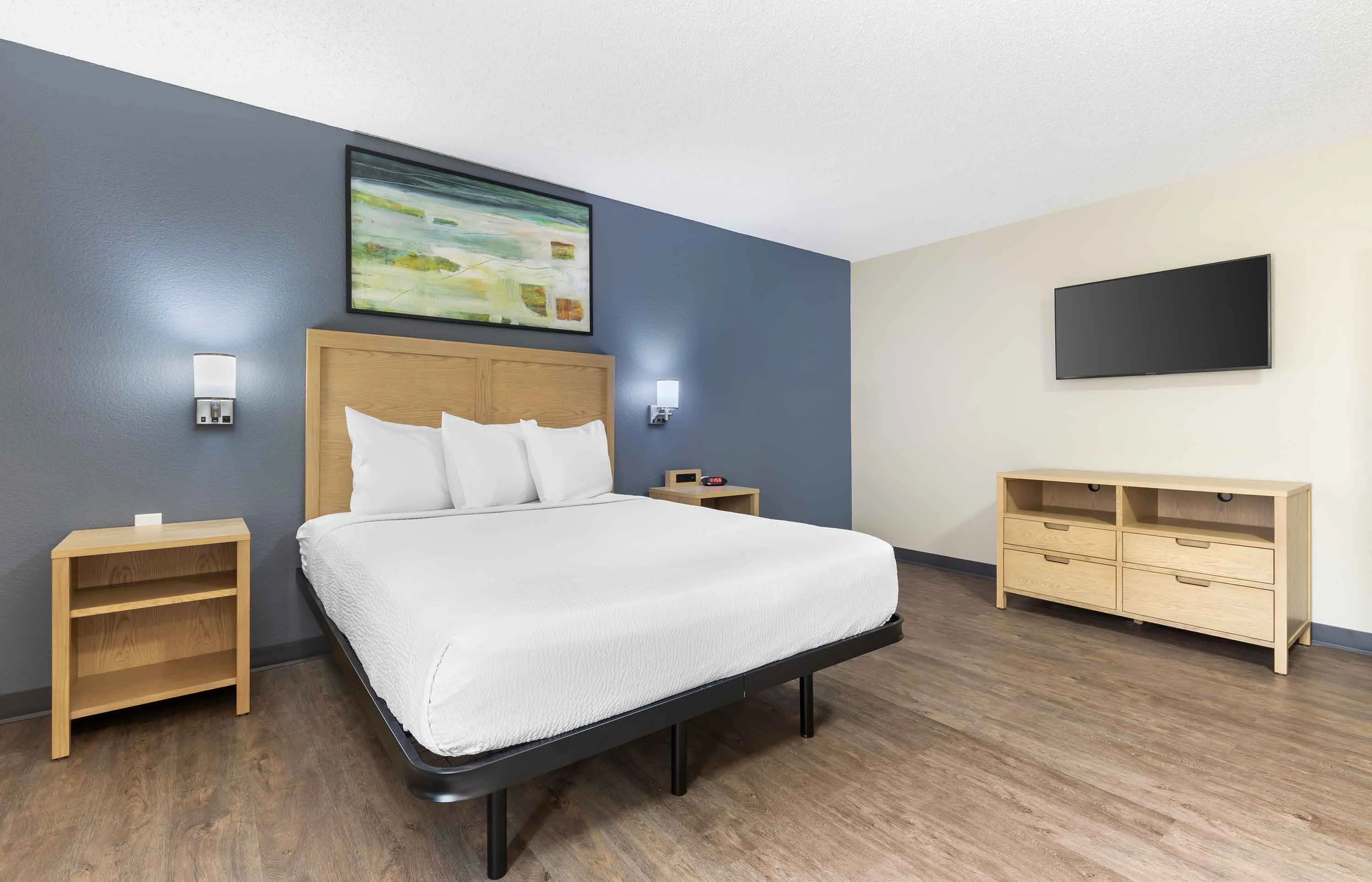 1 Bedroom Suite - 1 Queen Bed