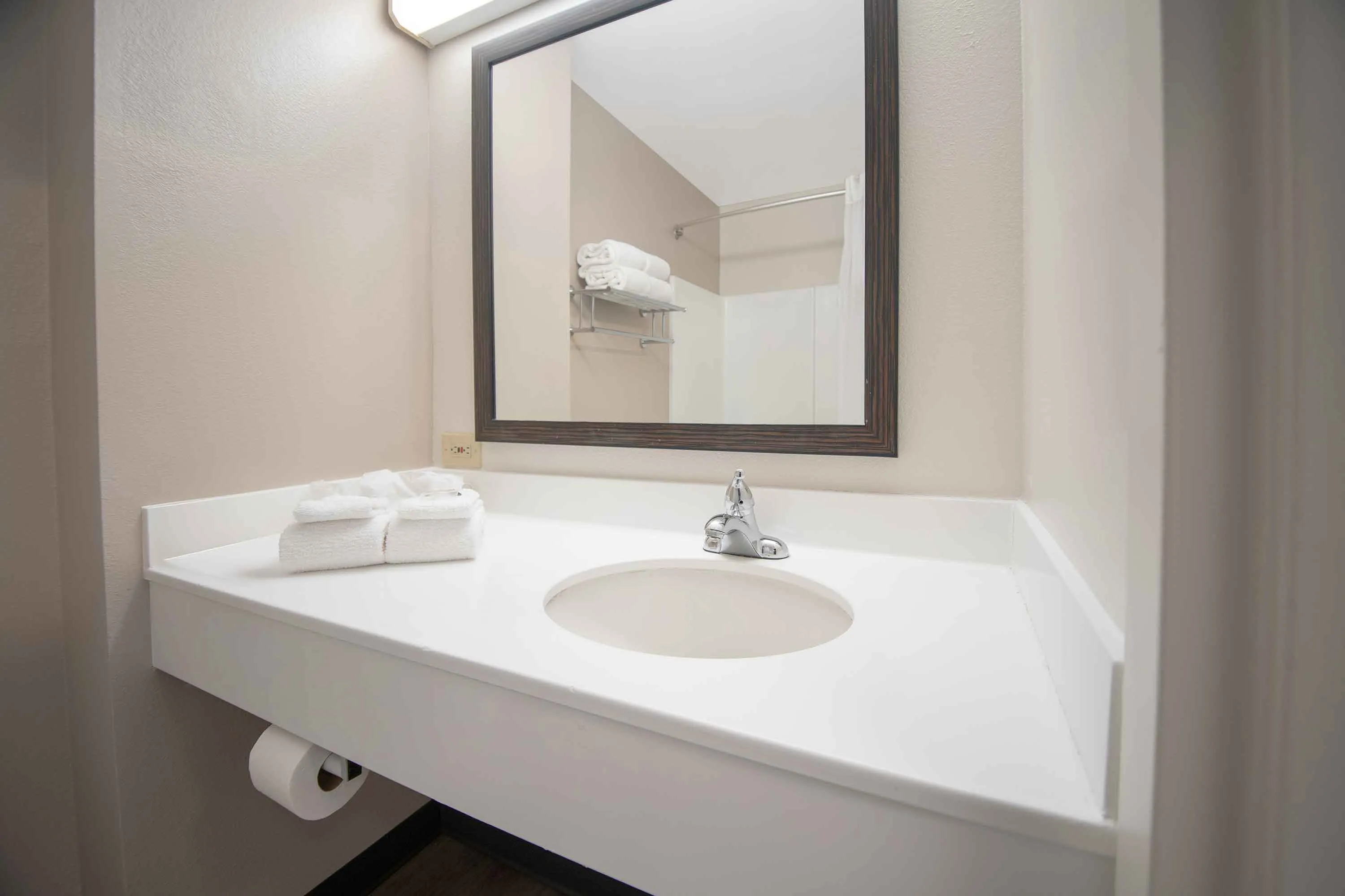 1 Bedroom Suite - 1 Queen Bed