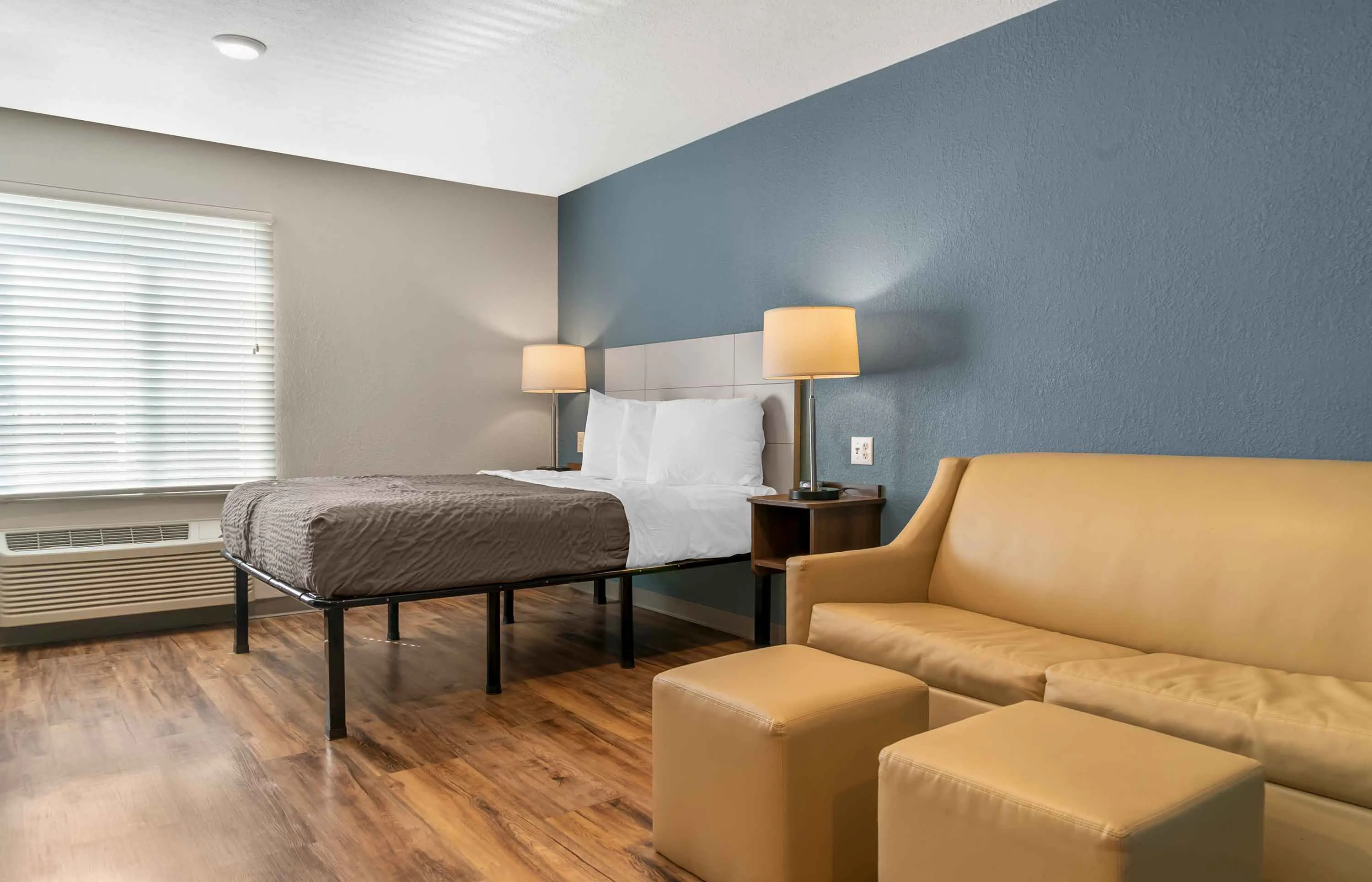Deluxe Studio - 1 Queen Bed