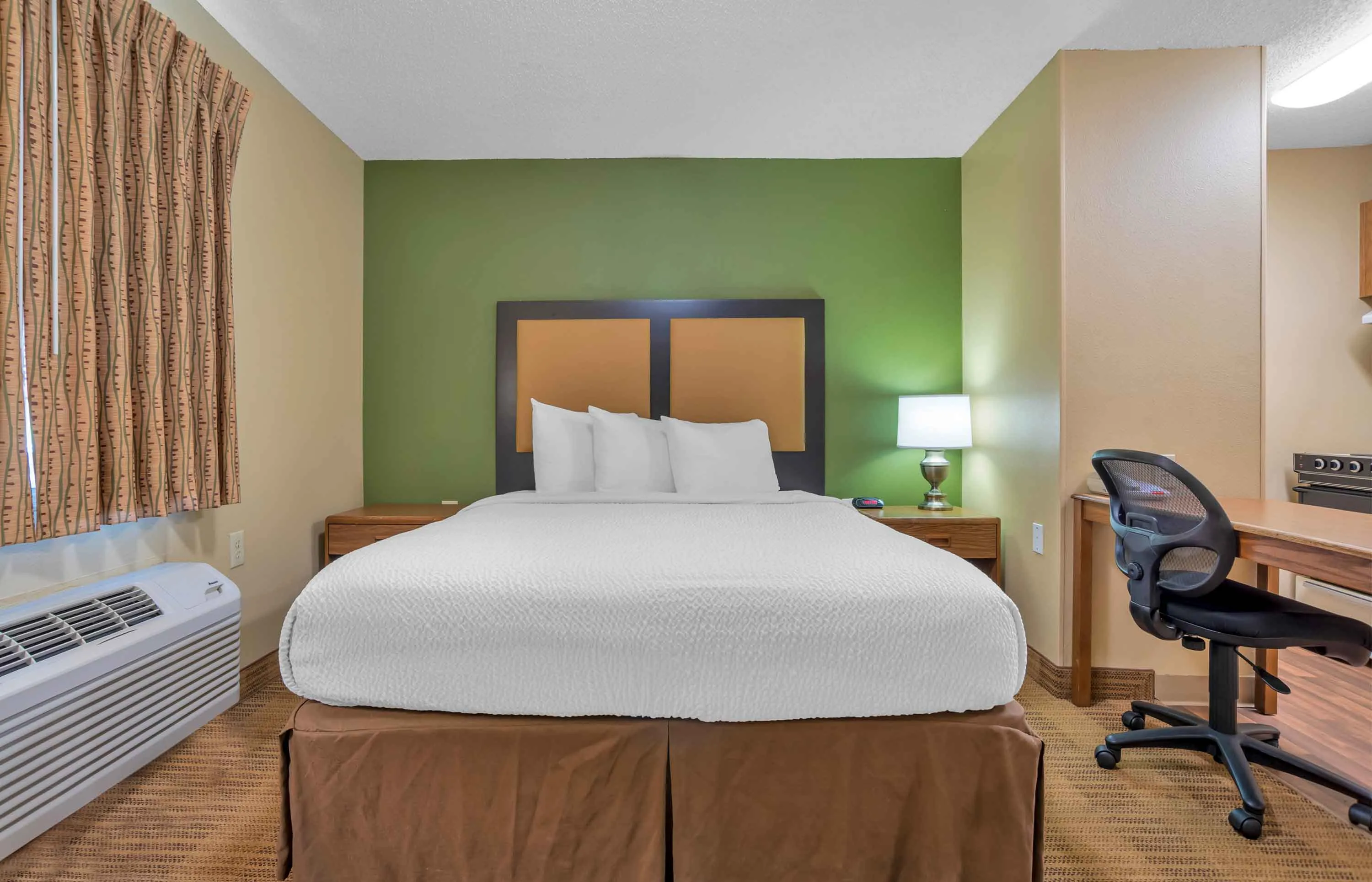 1 Bedroom Suite - 1 Queen Bed