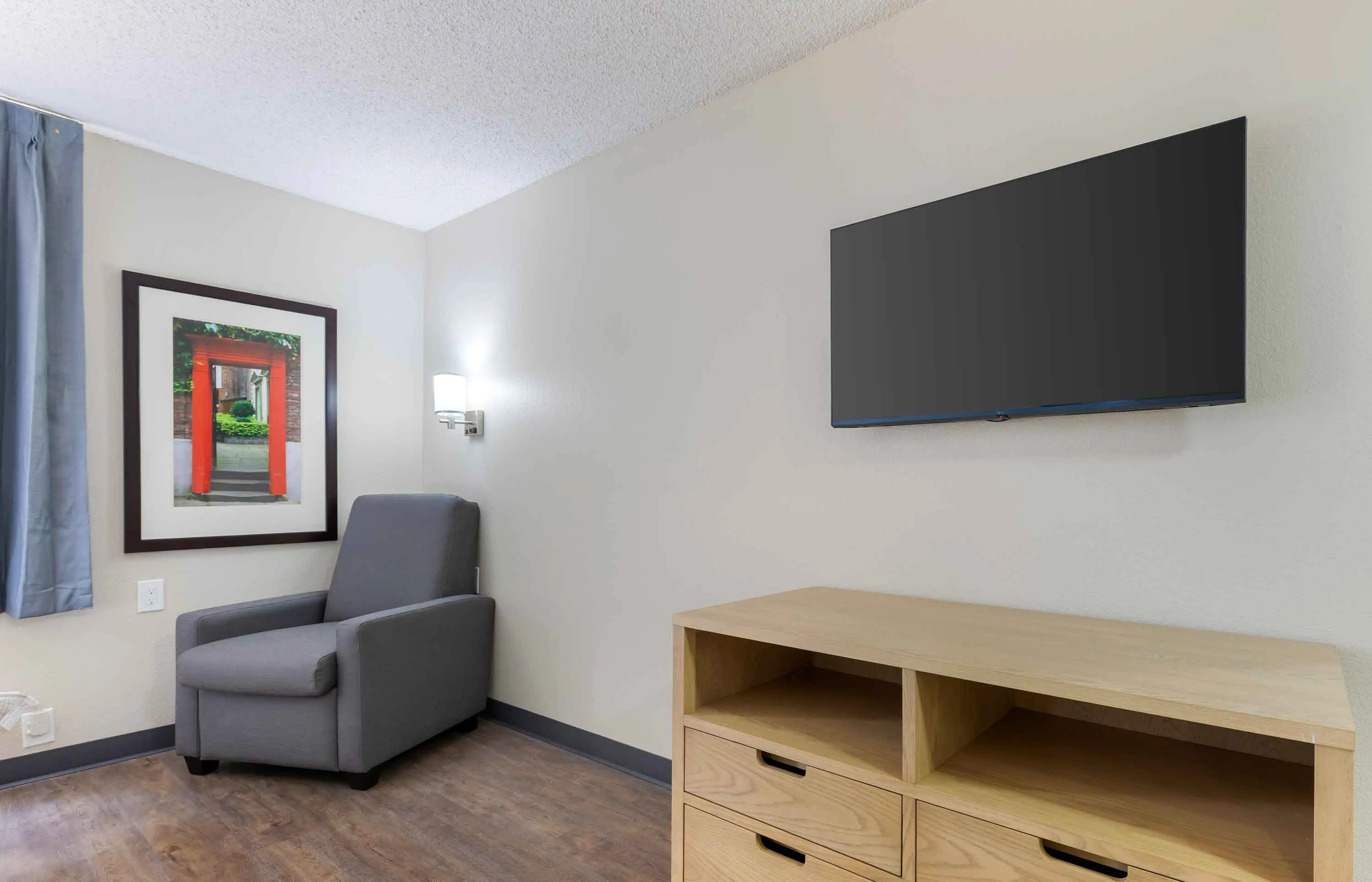 1 Bedroom Suite - 1 Queen Bed