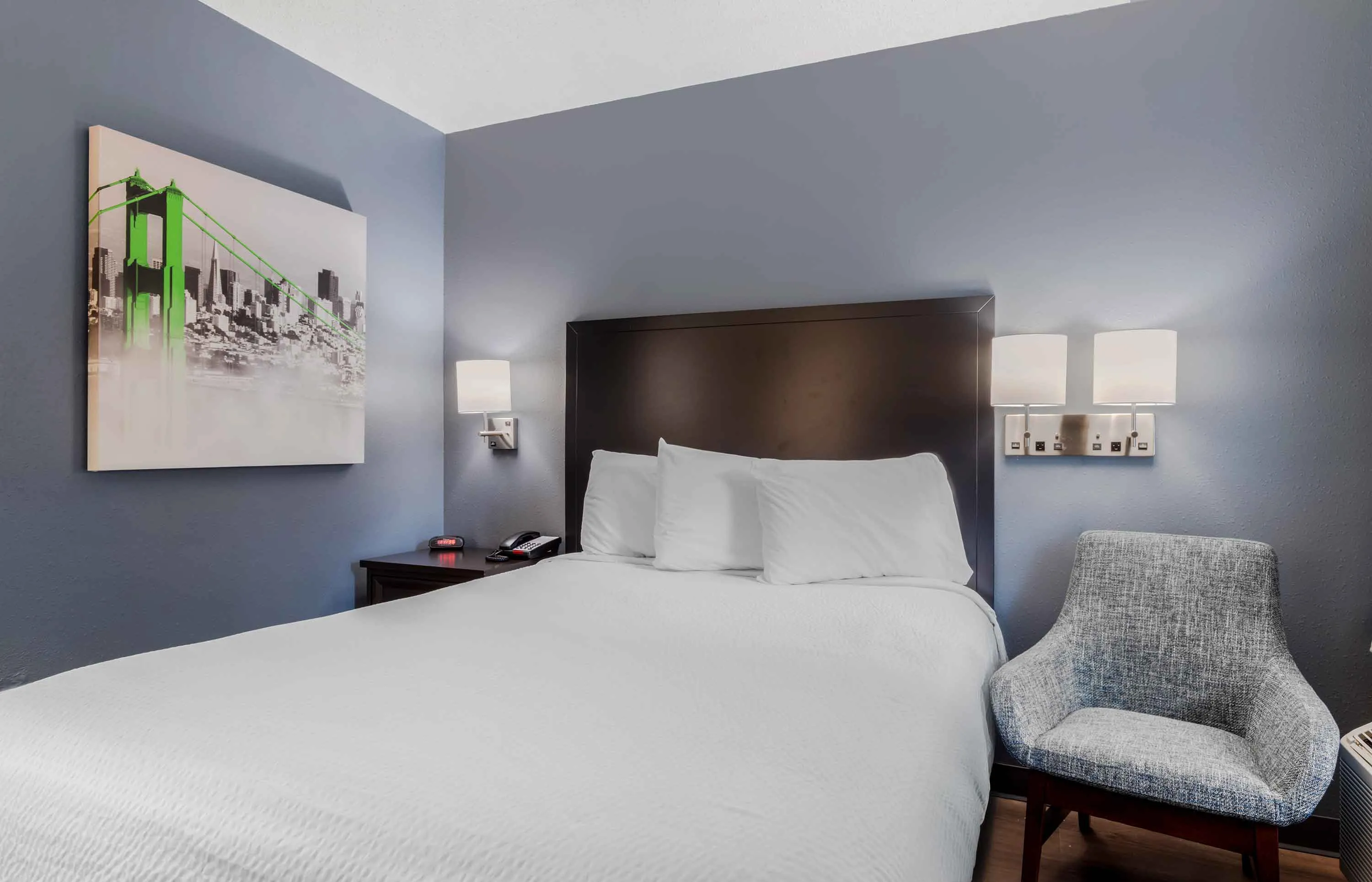 Deluxe Studio - 1 Queen Bed