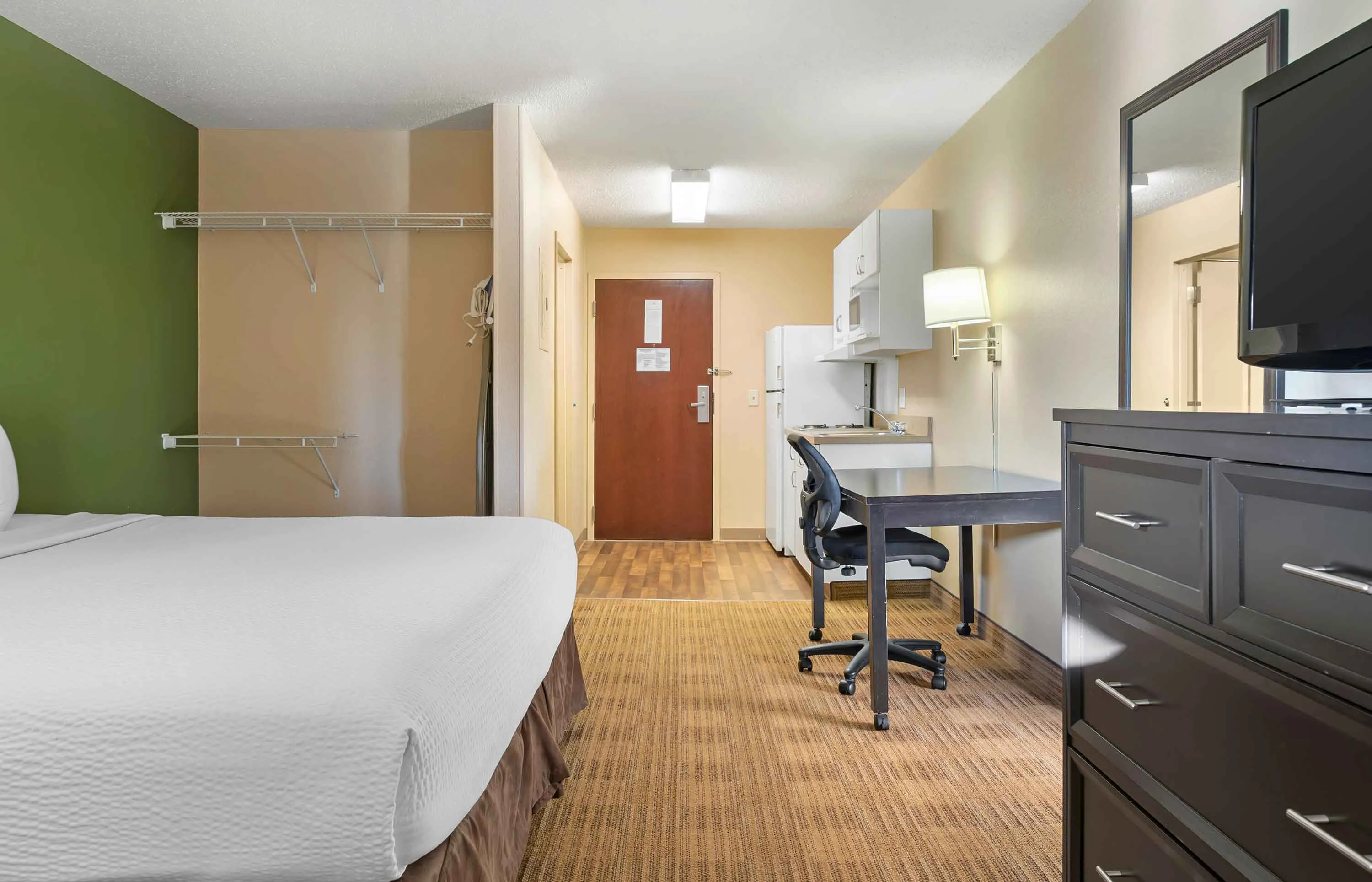 Deluxe Studio - 1 King Bed